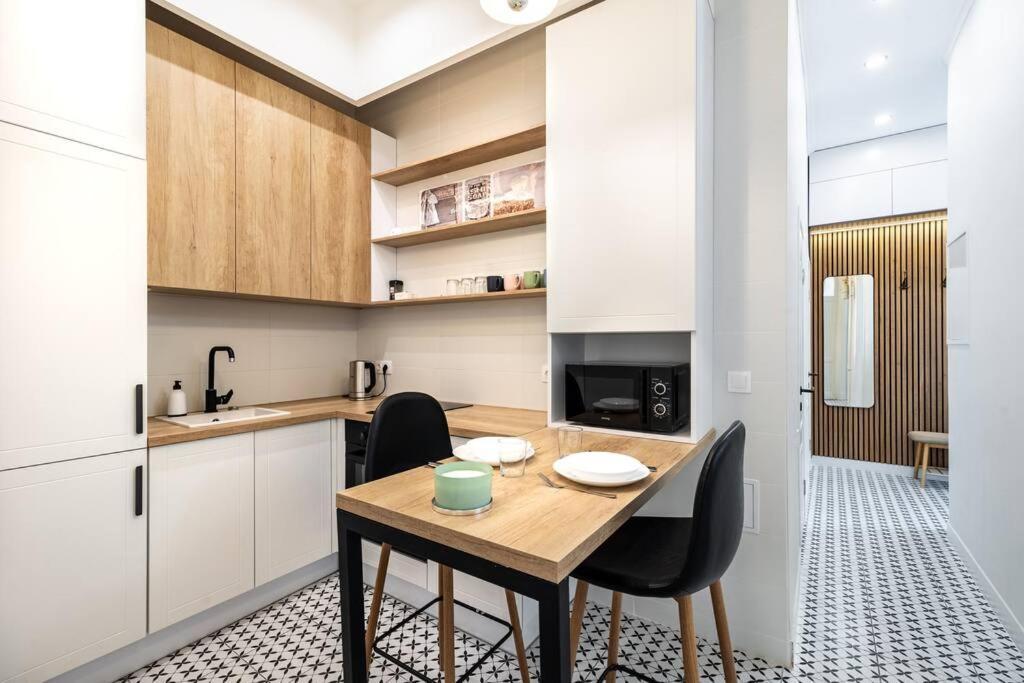 Modern 3 Bedrooms Apartment *