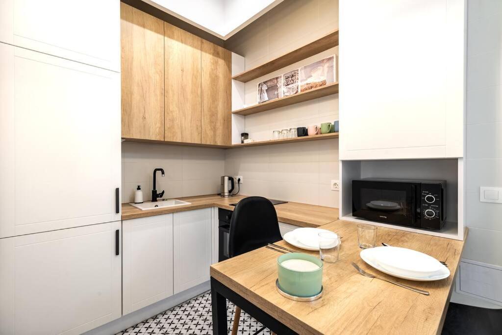 Modern 3 Bedrooms Apartment *